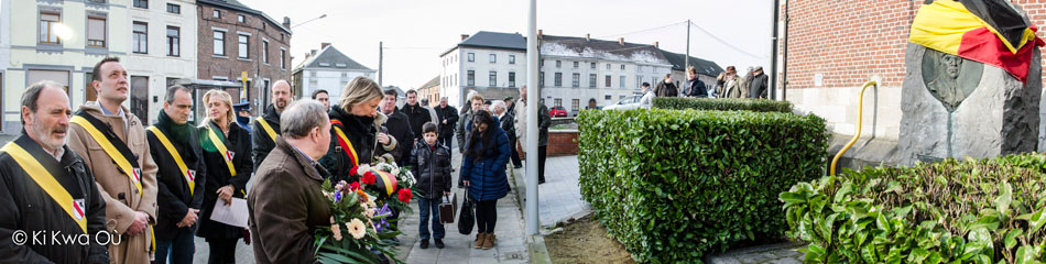 minute de silence devant la stèle