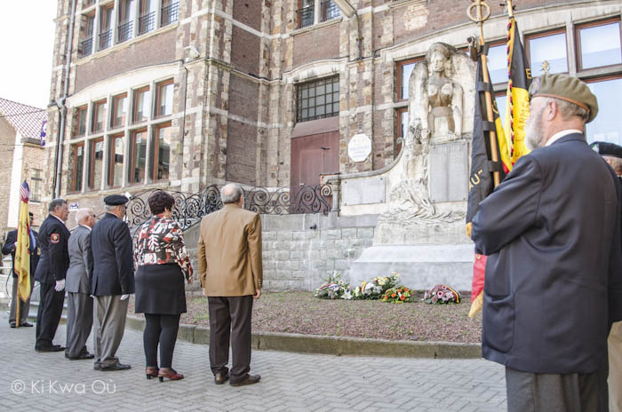 recueil devant le monument aux morts